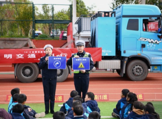 娄底公安交警常态化推进“一盔一带” 守护出行安全再发力