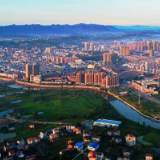 何朝晖主持市政府常务会议:聚焦“登记难”“欠薪”等民生痛点 办好群众可感实事