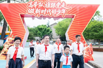 何朝晖参加娄底一小庆“六一”大思政课活动：更好促进学生身心健康全面发展
