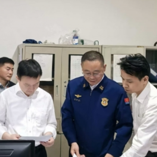 何朝晖调研督导城市运行安全和食品安全工作