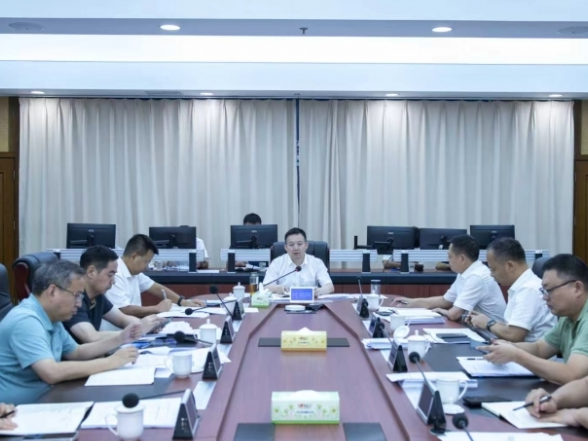 何朝晖：谋项目抓招商优服务促建设守底线 为完成全年目标任务打下坚实基础