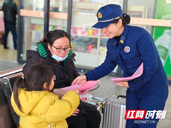 邵阳消防救援支队宣传员在汽车站对返乡务工人员进行消防安全宣传.jpg