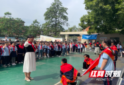 邵阳市双清区东塔小学举行“学习党的二十大， 争做好队员”新队员入队仪式