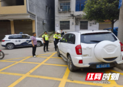 邵阳县交警大队对大岭学校的消防通道进行专项整治行动