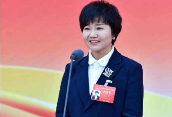 王莹：自执业以来共办理30多件法律援助案件，帮助了100多人丨直击代表通道②