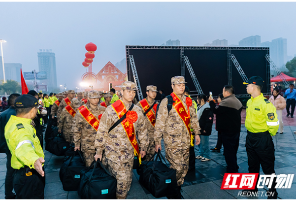 清晨出征如日之升 岳阳军地16日早上欢送新兵踏上军旅新征程
