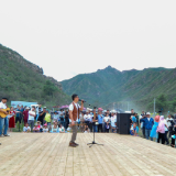 新疆各族群众庆佳节