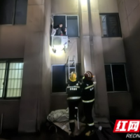危机时刻！益阳消防员用肩筑起生命通道营救火场被困女子