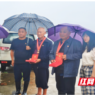南县武圣宫镇：两位老党员在防汛大堤上收到“光荣在党50年”纪念章    