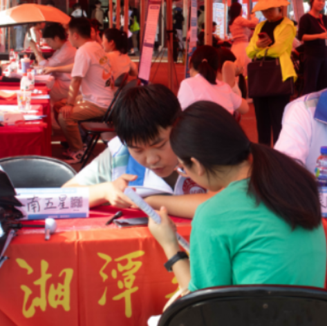 “线上 + 线下”同步招聘 湘潭大学文学与新闻学院举办毕业生专场招聘会