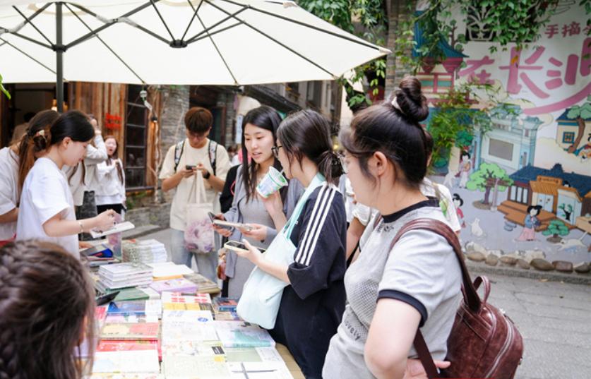 长沙“春不晚”，在都市桃花源“种”好书品诗意