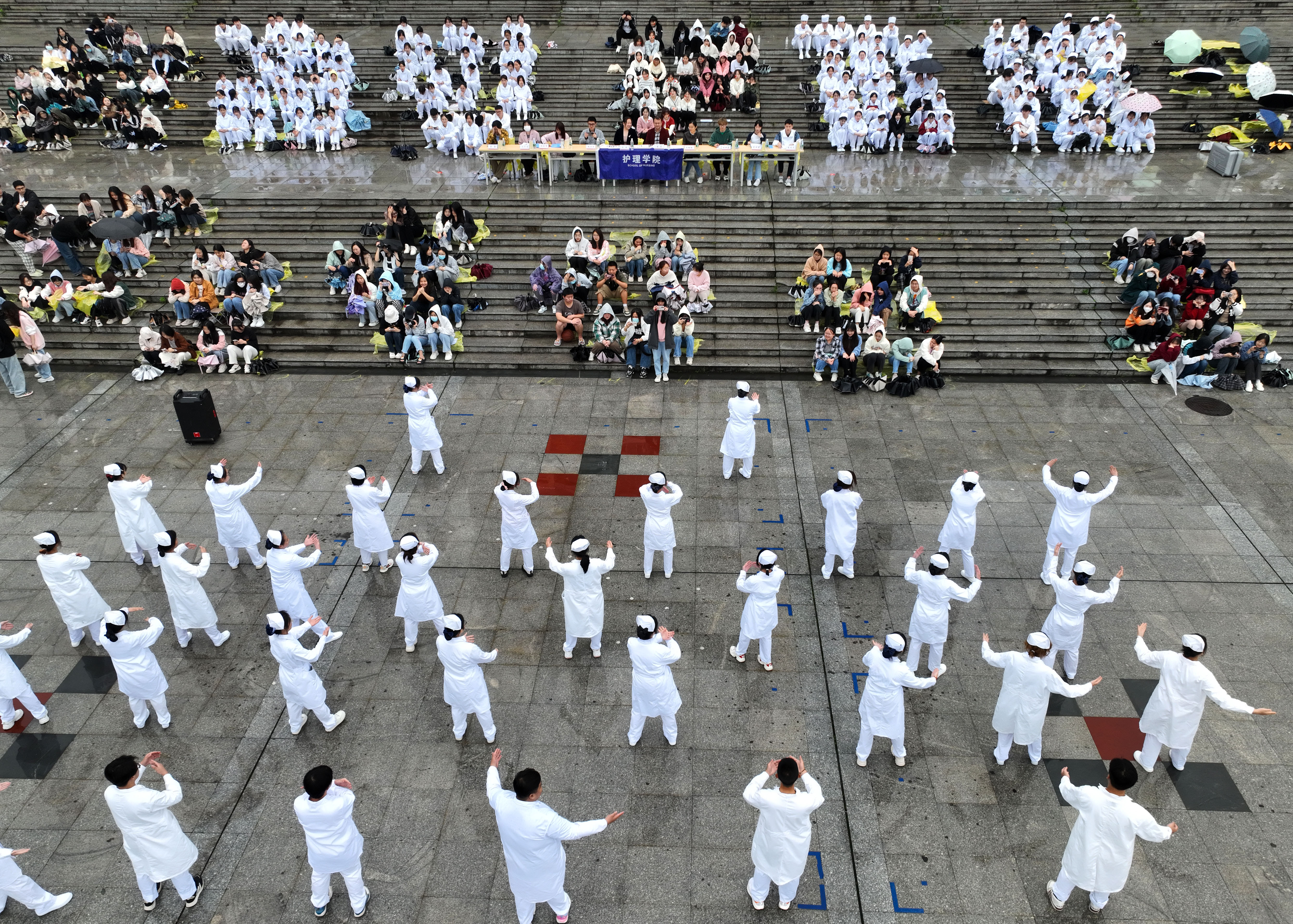 2023年5月7日，在湖南省衡阳市，南华大学护理学院的同学们在学校广场进行急救操比赛（无人机照片）。 (1).JPG
