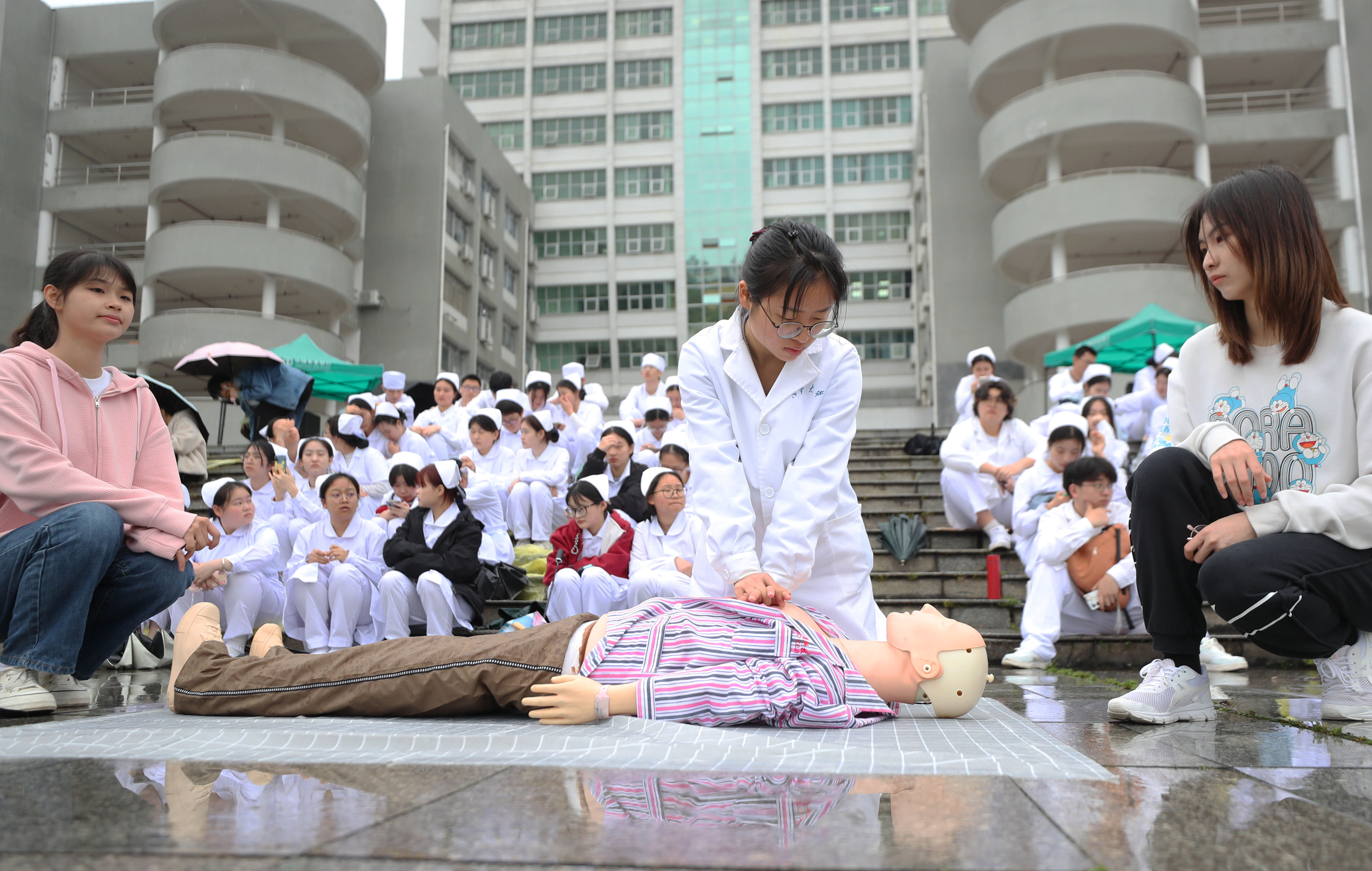 2023年5月7日，在湖南省衡阳市，南华大学护理学院的同学们在学校广场进行心肺复苏急救的演练和展示。.JPG