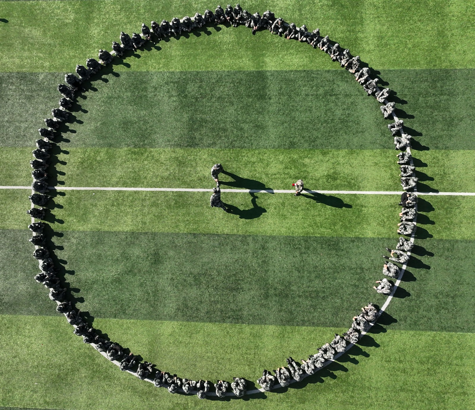 9月18日，南华大学2023级新生在学校田径运动场进行军训  (3).jpg