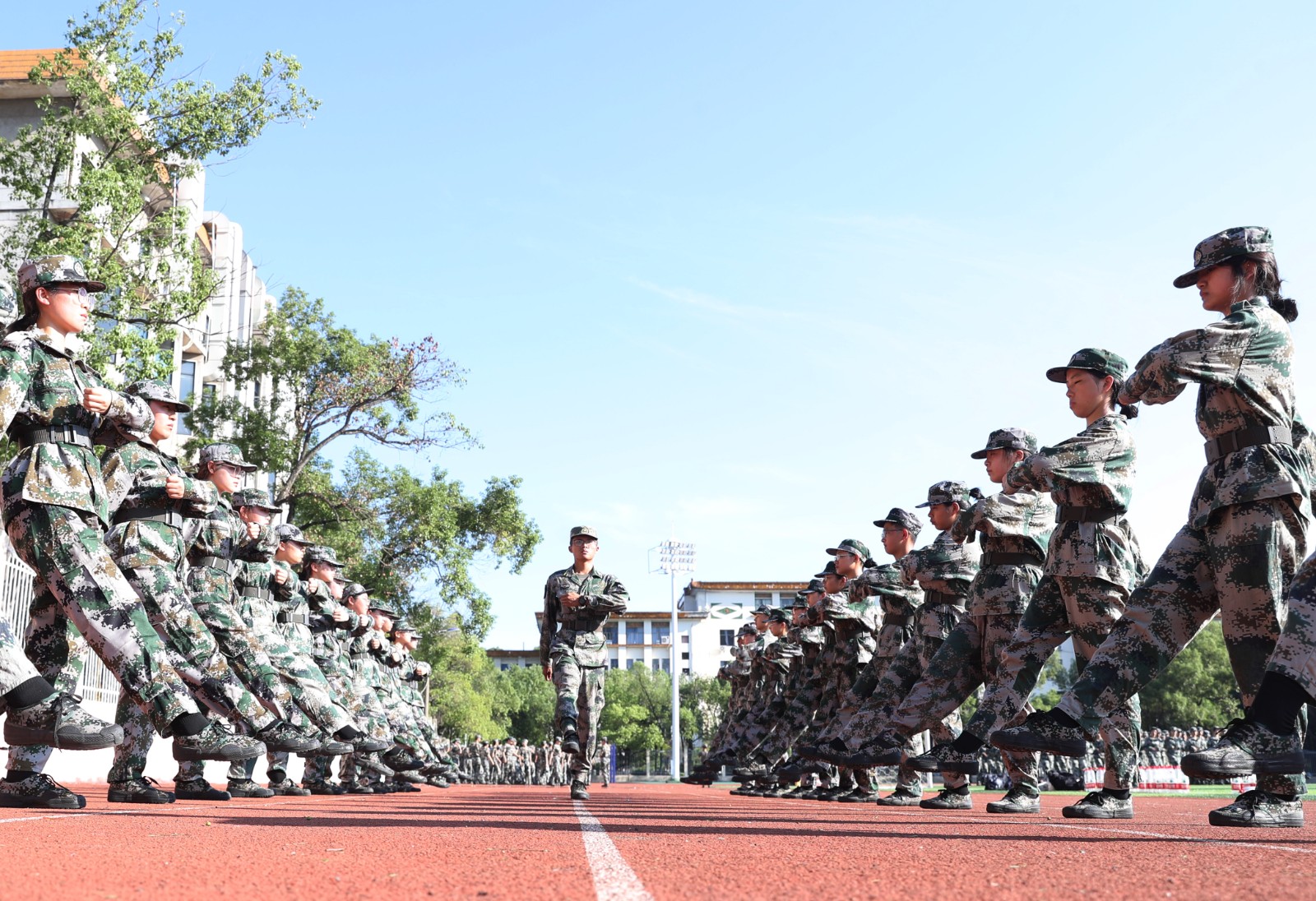 9月18日，南华大学2023级新生在学校田径运动场进行军训  (2).jpg