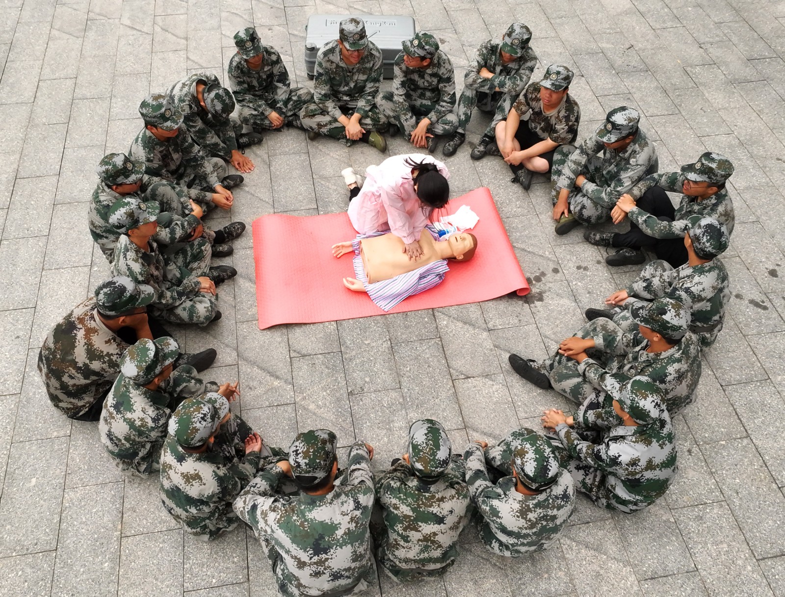 2023年9月25日，湖南省衡阳市，南华大学2023级新生在学校广场学习心肺复苏急救技能（无人机照片）。 (6).JPG