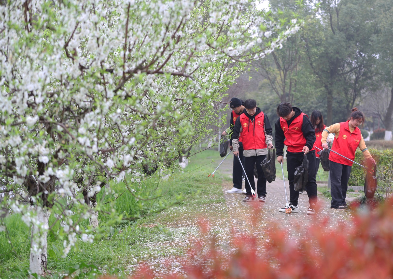 2024年3月17日，湖南省衡阳市雁峰区东洲岛上，南华大学土木工程学院志愿者在捡垃圾开展净滩护水行动。 (1).JPG