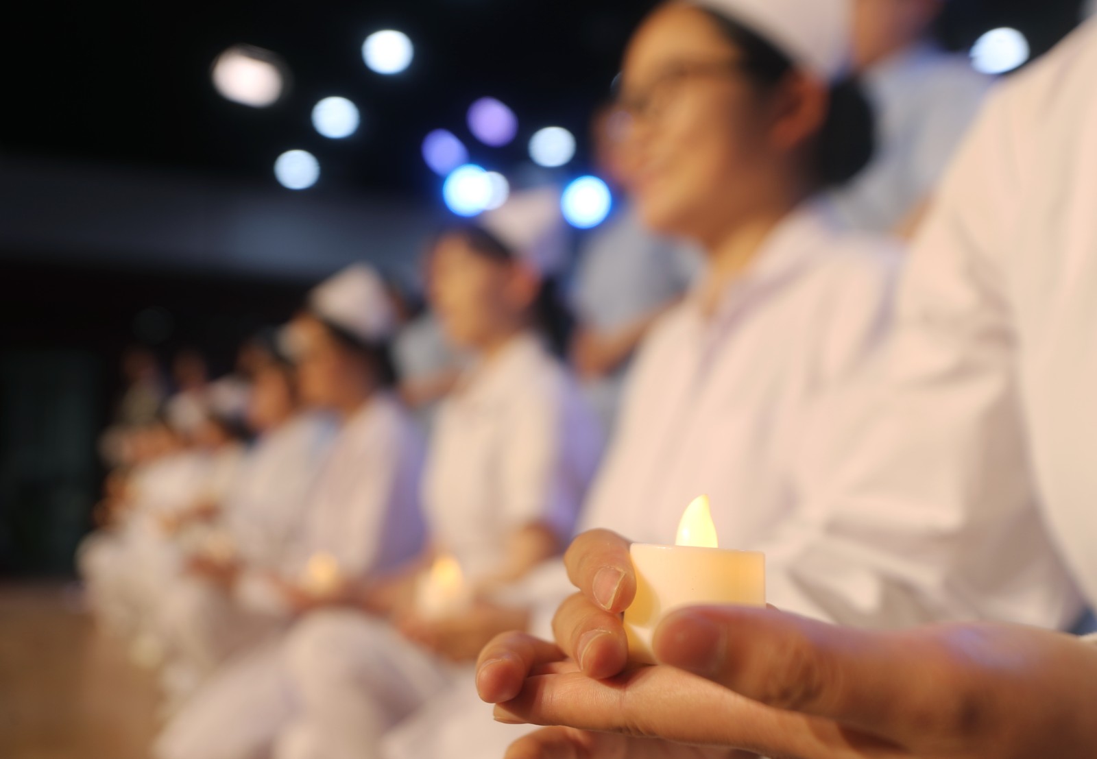 2025年5月11日，湖南省衡阳市，南华大学护理学院的老师们在给毕业班的同学们传灯授帽。 (4).JPG