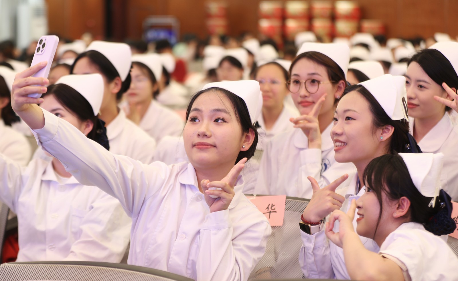 2025年5月11日，湖南省衡阳市，南华大学护理学院毕业班的同学们在戴上燕尾帽后自拍留念。 (1).JPG