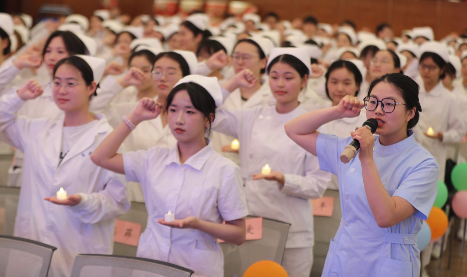 2025年5月11日，湖南省衡阳市，南华大学护理学院毕业班的同学们在戴上燕尾帽后进行南丁格尔誓言宣誓。 (1).JPG