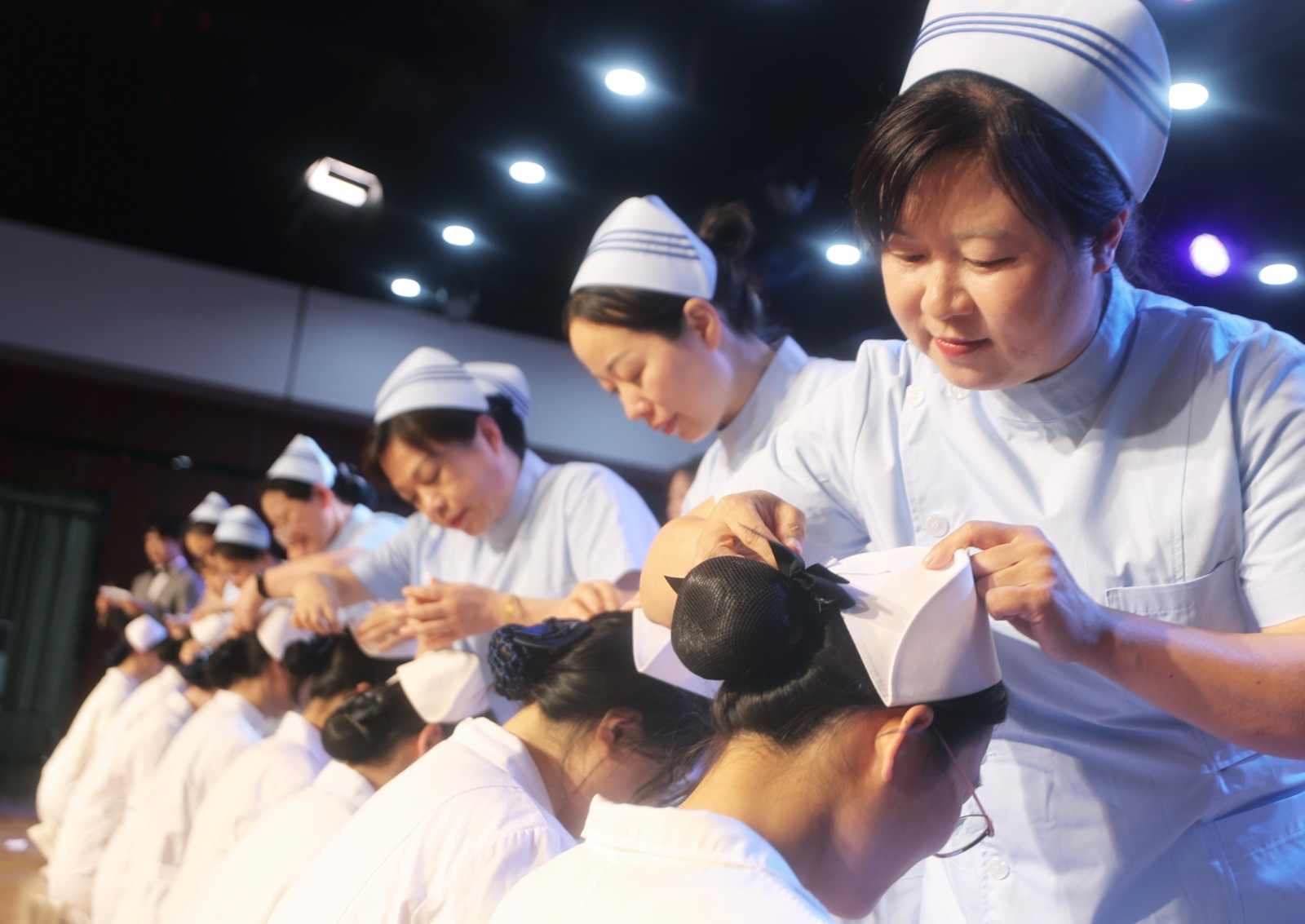 2025年5月11日，湖南省衡阳市，南华大学护理学院的老师们在给毕业班的同学们传灯授帽。 (2).JPG