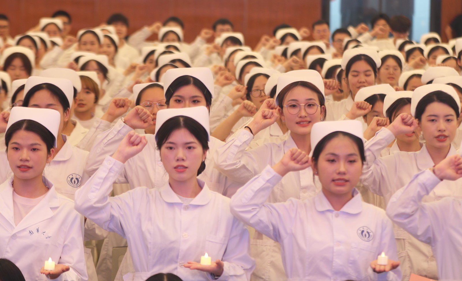 2025年5月11日，湖南省衡阳市，南华大学护理学院毕业班的同学们在戴上燕尾帽后进行南丁格尔誓言宣誓。 (2).JPG