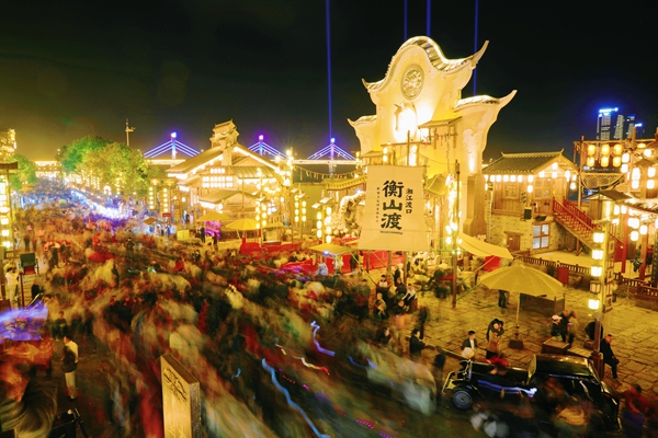 夜幕下游人如织的衡山渡街区_网站.jpg