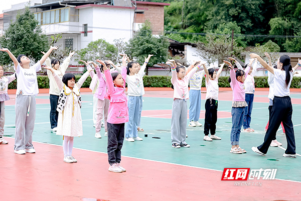 参与强小娟老师舞蹈小课堂的孩子专注投入地做动作。