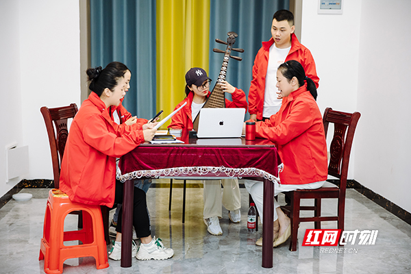 9月10日，平安人寿湖南分公司支教志愿者团队在准备课程和节目。