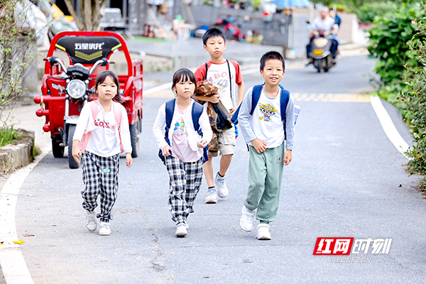 9月11日8点，寨前中心小学学生陆续到校。