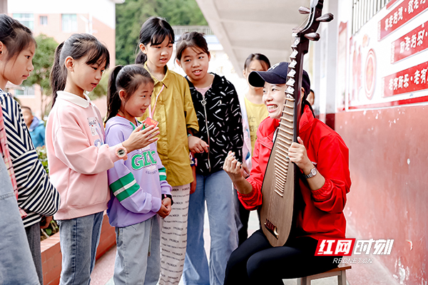 平安人寿湖南分公司支教志愿者郑奂宜负责教孩子们音乐，带了琵琶，现场进行演奏，与孩子们互动。
