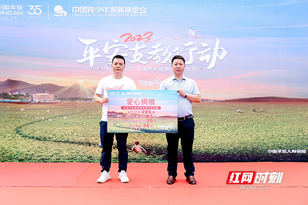 平安人寿湖南分公司党委书记、总经理陈宏有代表中国平安驻湖南统管党委向校方进行捐赠。
