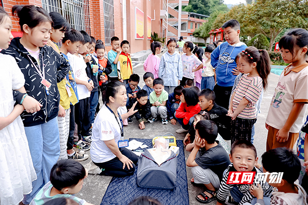 龙辉老师在户外小课堂教孩子们操作心肺复苏。