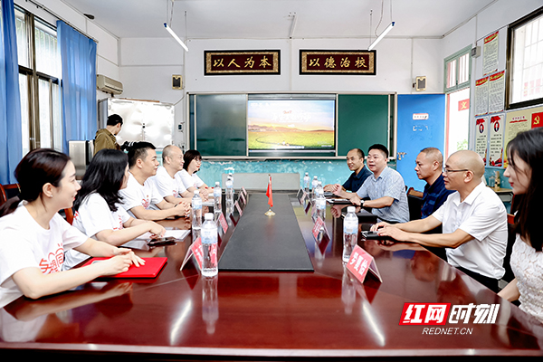 平安人寿湖南分公司与桂东县教育局、寨前平安希望小学开展座谈交流。