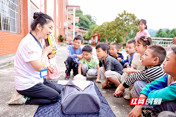 9月11日上午，平安人寿湖南分公司支教志愿者团队利用课前时间搭建户外小课堂，负责急救教学的龙辉老师向孩子们展示如何使用AED（心脏除颤器）。