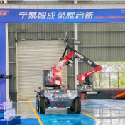 长沙银行千企万户大走访丨 凯之成：全球首台光伏清洁机器人“长沙造”