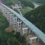 永新高速白祖山莫家大桥实现半幅贯通