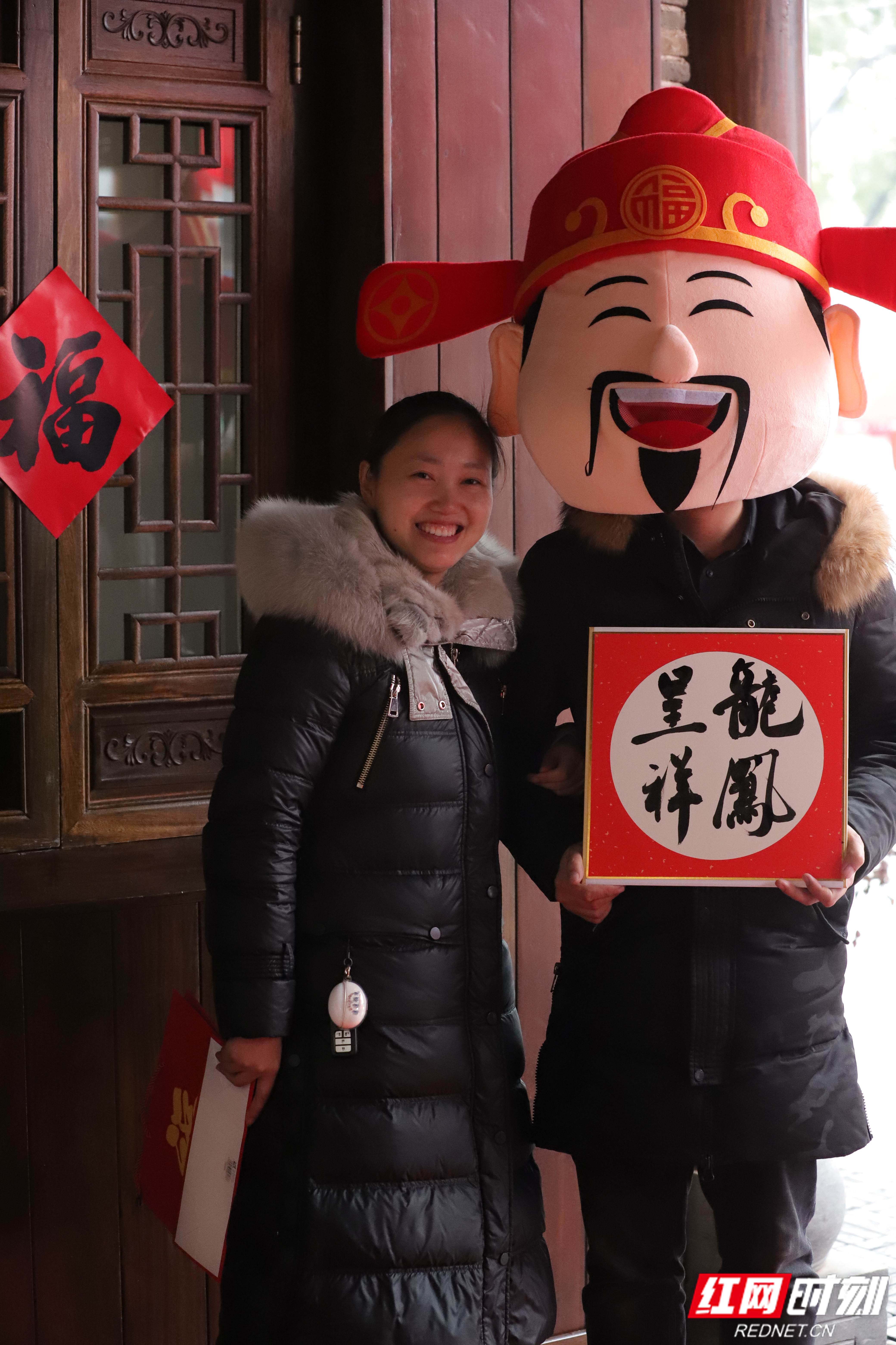 跟财神合个影，财运马上到。.jpg