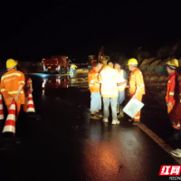 险！高速边坡滑坡，他们连夜抢通道路