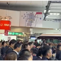 比利时车展 外国人趴车底“钻研”国产新能源客车