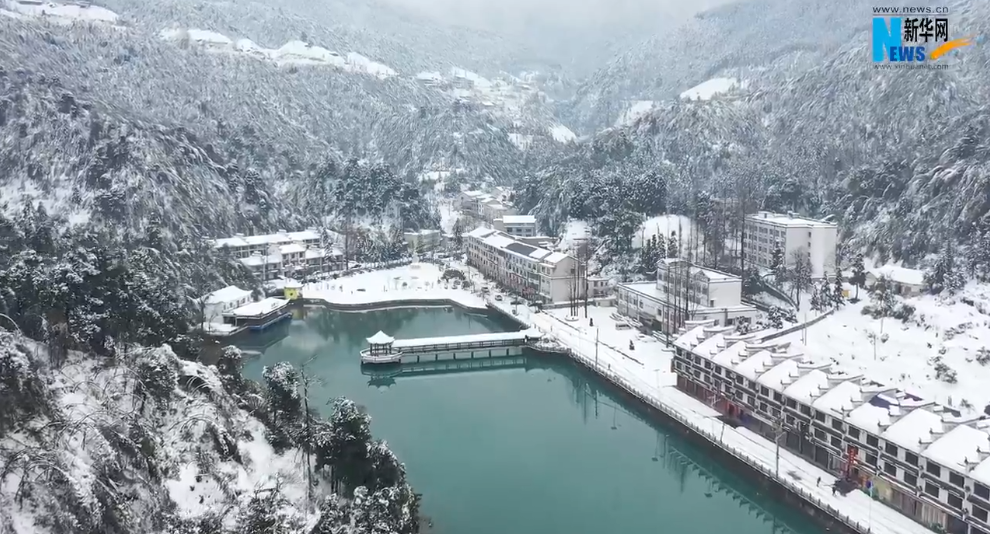 涟源：龙山如画雪景引游人