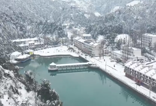 涟源：龙山如画雪景引游人