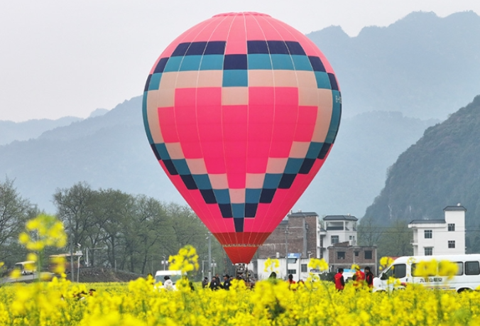宁远县：乘坐热气球 赏田园美景