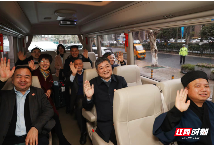 共赴春天的盛会  住湘全国政协委员启程赴京
