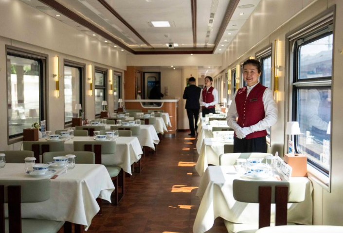 首列湖湘主题旅游专列“南方列车·潇湘号”在长沙发车