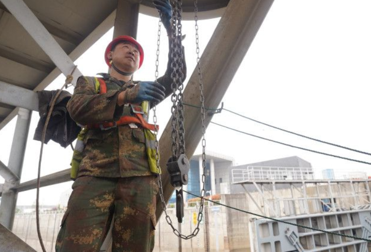 湘江长沙综合枢纽二线船闸提前完成检修，正式恢复通航
