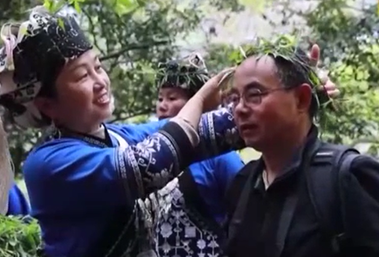 清明河畔歌飞扬 湖南吉首非遗传承寄哀思