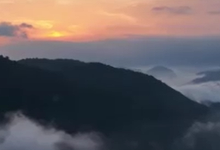 雨后张家界如诗如画 霞光映红半边天