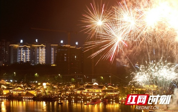 组图丨绚烂烟花秀 点亮南岳夜