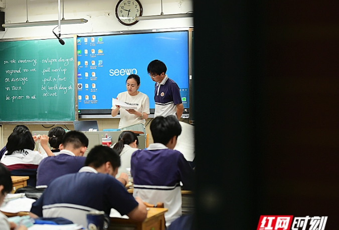 图片故事丨高考前夕，一组夜间陪伴图鉴里的光影纪实